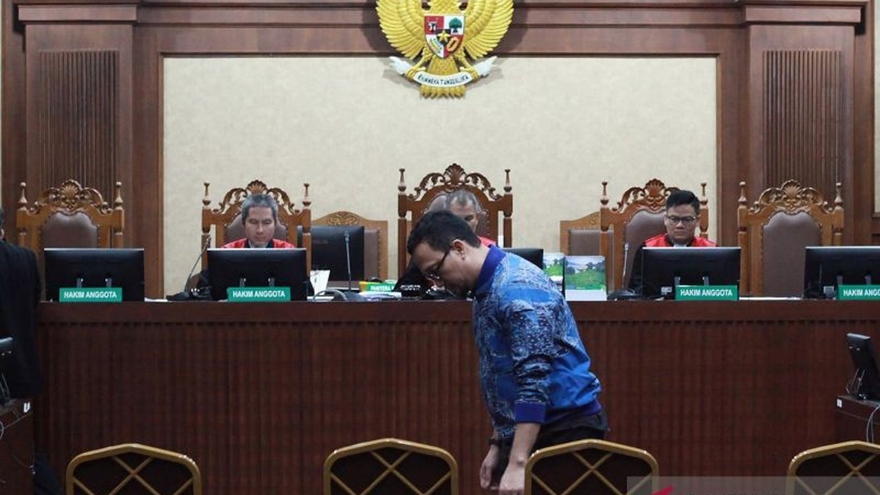 Tiga terdakwa kasus Tuntutan Perintangan Kasus Korupsi, termasuk bekas kru TV dan advokat, dituntut pidana penjara 8 hingga 10 tahun serta denda ratusan juta rupiah oleh Jaksa Agung.