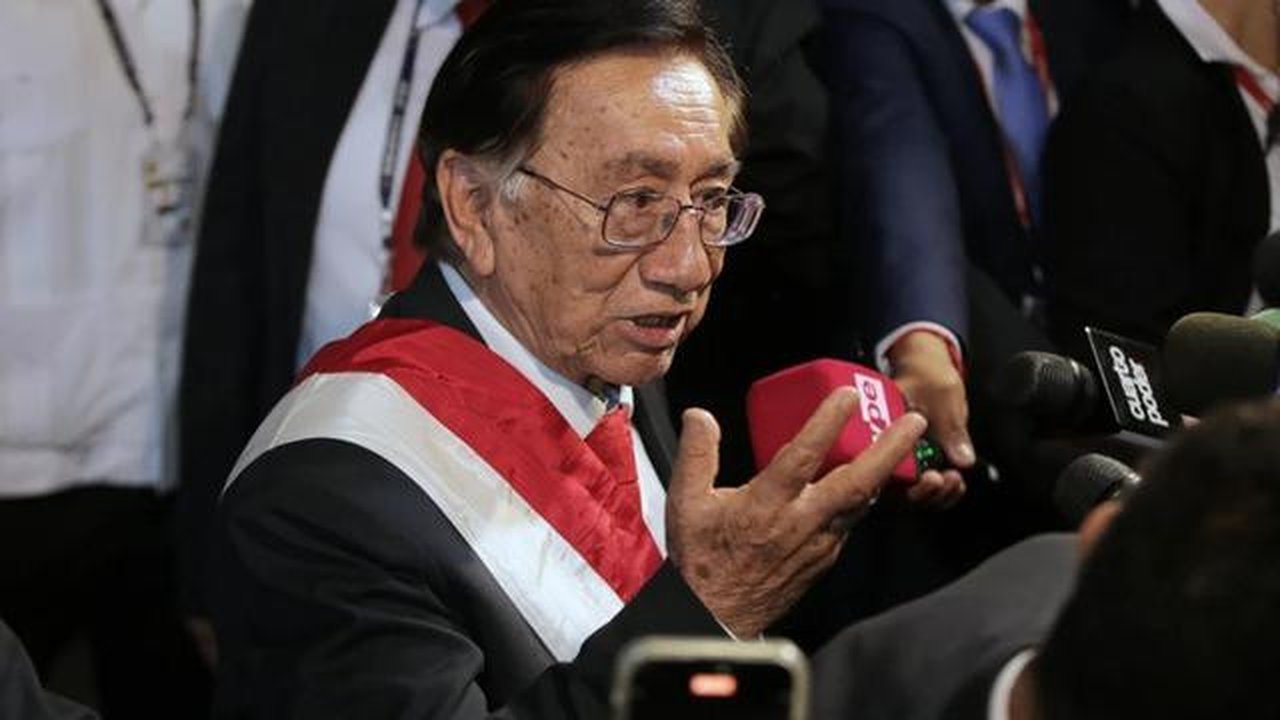 Presiden baru Peru, Jose Maria Balcazar, berbicara kepada awak media setibanya di Istana Pemerintahan di Lima, Rabu (18/2/2026). (Dok. AP/Gerardo Marin)