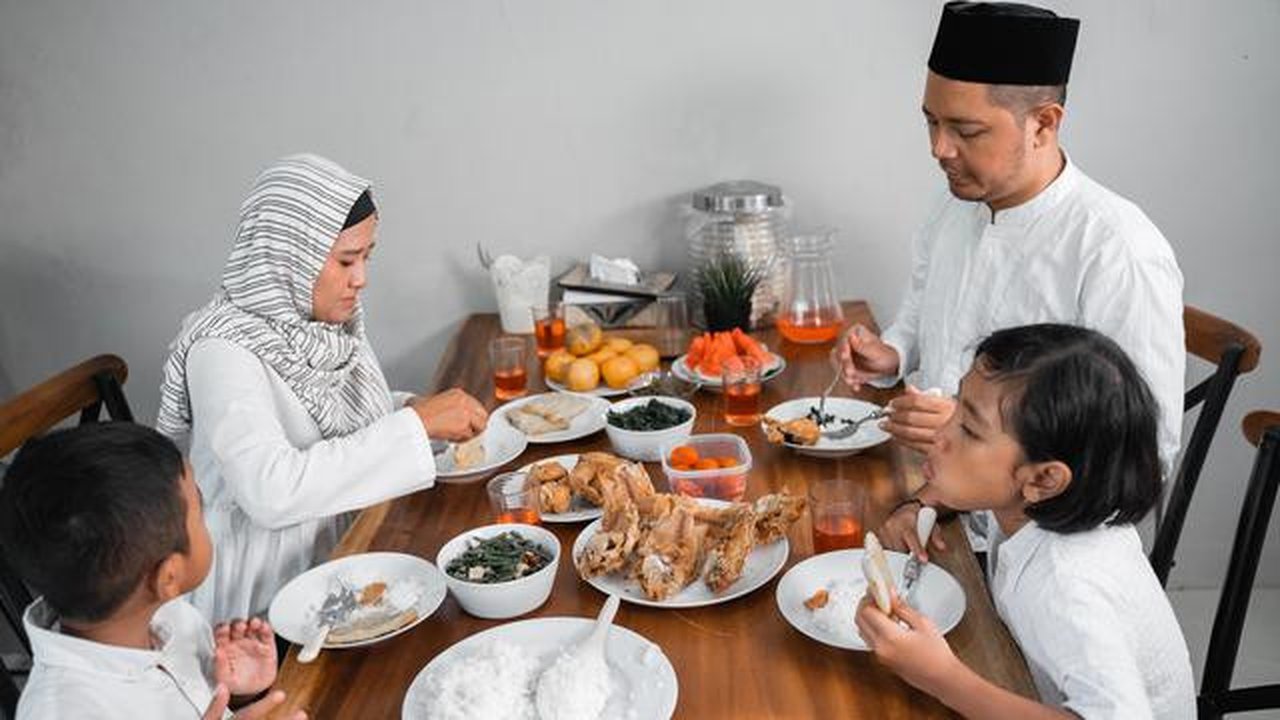 Ilustrasi keluarga berbuka puasa bersama. (odua/depositphotos.com)