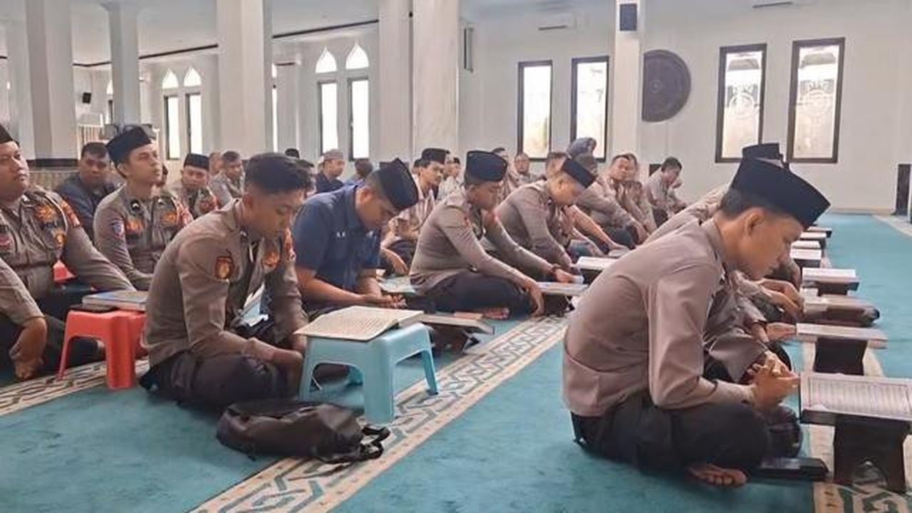 Puluhan polisi di Depok belajar mengaji. (Liputan6.com/Dicky Agung Prihanto)