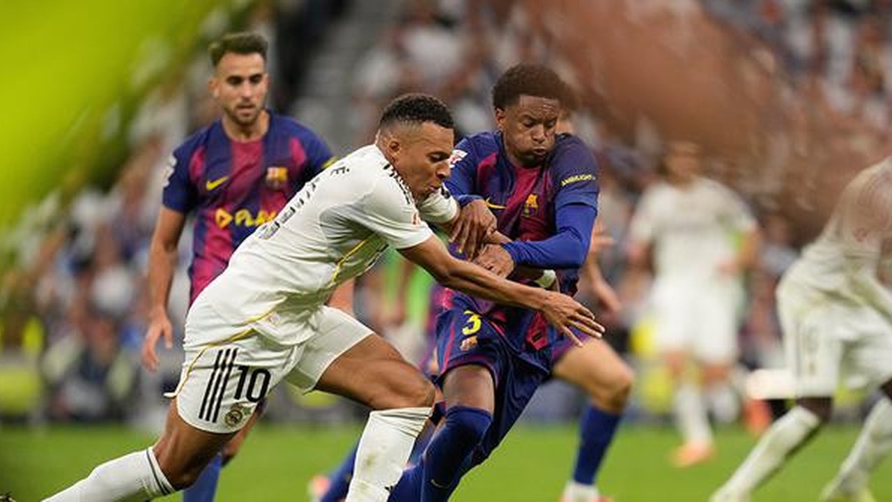 Alejandro Balde (Barcelona) mengawal Kylian Mbappe (Real Madrid) dalam laga La Liga 2025/2026 di Santiago Bernabeu, 26 Oktober 2025. (AP Photo/Bernat Armangue)