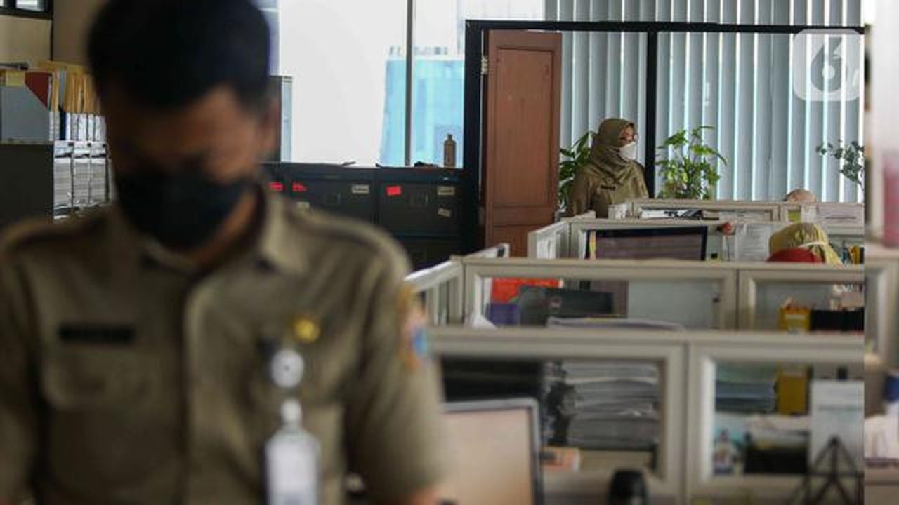 Pegawai negeri sipil (PNS) melakukan aktivitas di Badan Kepegawaian Daerah (BKD), Balai Kota, Jakarta, Senin (9/5/2022). Pemprov DKI masih menerapkan kapasitas maksimal 75 persen terhadap
