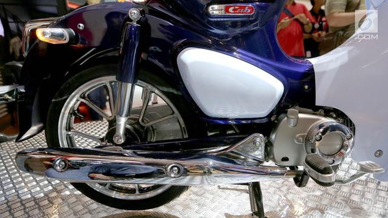 Desain mesin dan knalpot yang memanjang pada sepeda motor Honda Super Cub C125 saat dipamerkan di Gaikindo Indonesia International Auto Show (GIIAS) 2018 di ICE BSD, Tangsel, Jumat (3/8). (Li