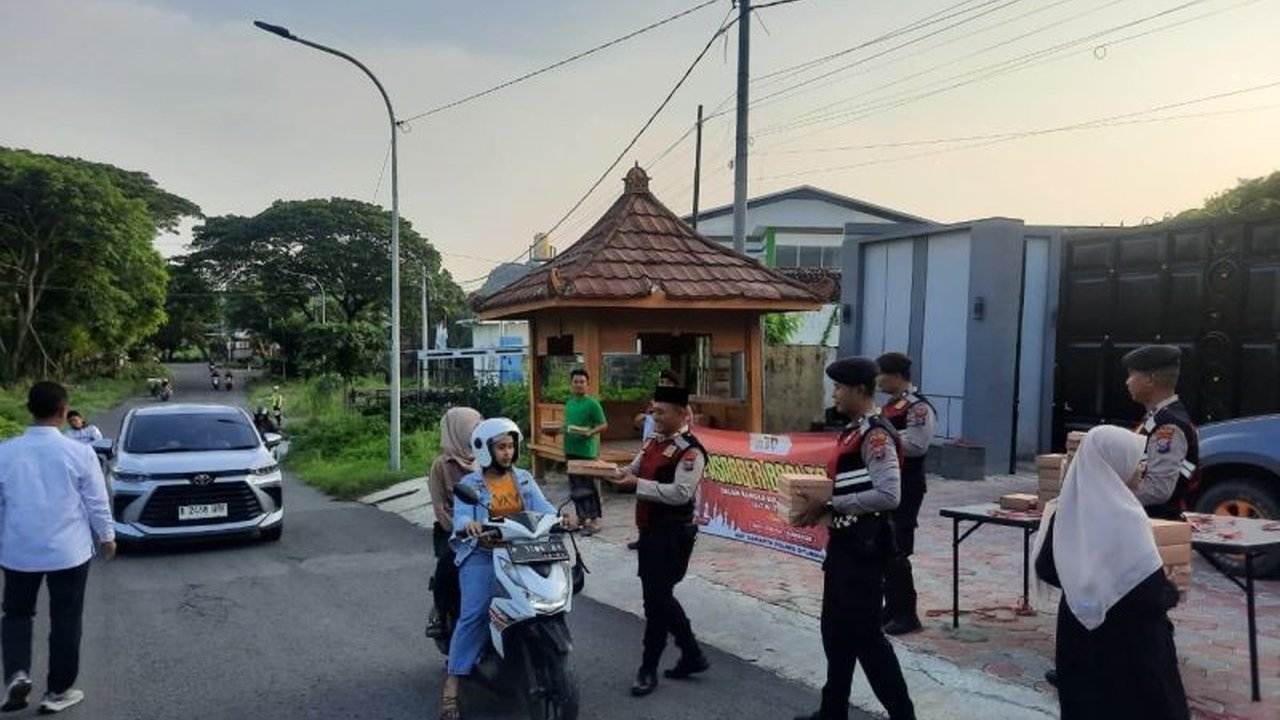 Polres Situbondo aktif menggelar patroli keamanan sekaligus membagikan takjil kepada pengendara, mempererat hubungan dengan masyarakat di bulan suci Ramadhan. Simak selengkapnya!