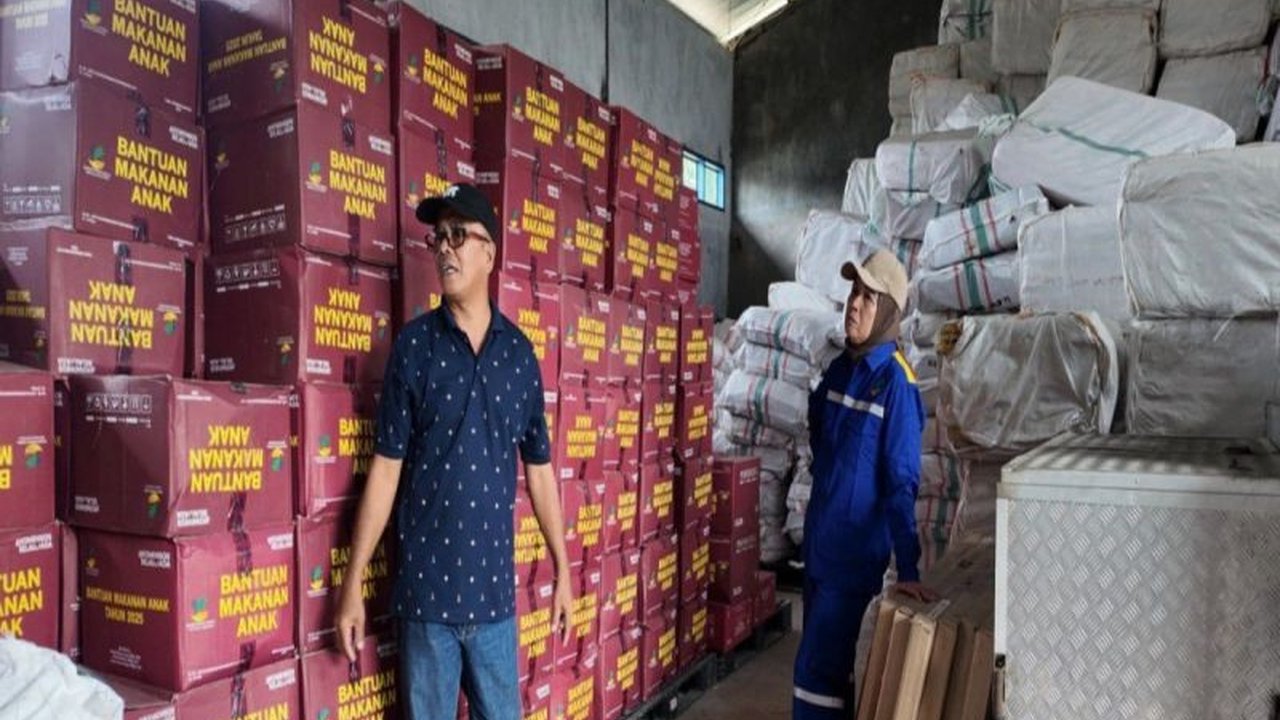 Dinas Sosial P3A Sulawesi Barat memastikan Stok Logistik Bencana di gudang provinsi aman dan siap didistribusikan. Pengecekan ini vital untuk kesiapsiagaan menghadapi potensi bencana dan mendukung visi Gubernur Sulbar.