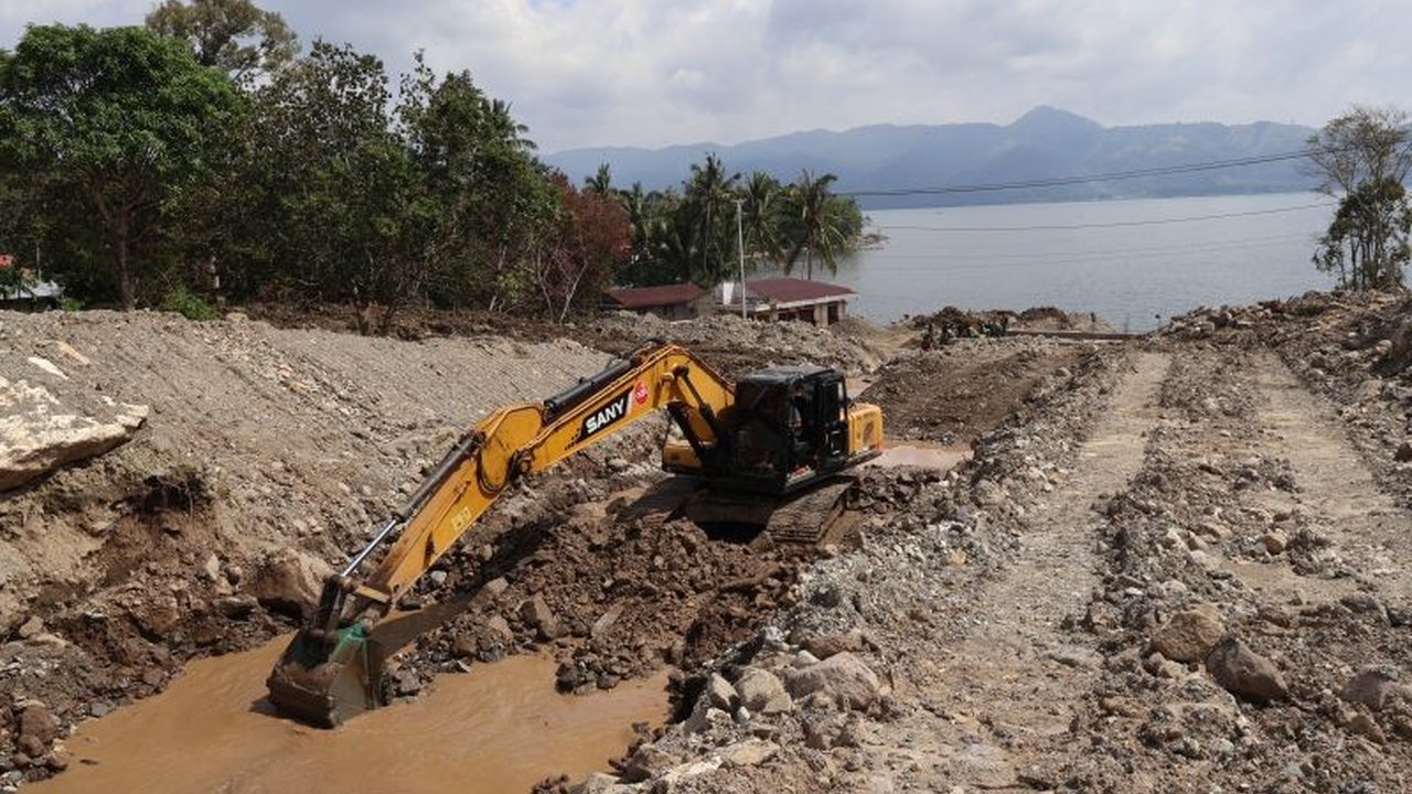 Progres pembangunan Jembatan Aramco di Tanah Datar telah mencapai 55 persen, menjadi akses vital penghubung dua kabupaten. Simak detail target penyelesaian dan tantangan di balik proyek ini yang krusial untuk pemulihan pascabencana.