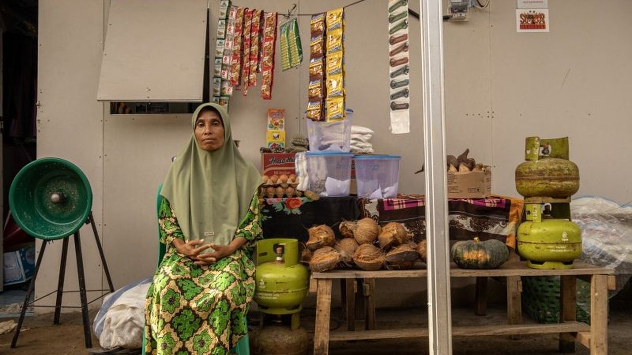 Meski duka masih menyelimuti, para penyintas banjir Agam, Sumatra Barat, mulai menemukan harapan baru. Dua ibu tangguh ini membuktikan semangat Minangkabau tak padam, bahkan di tenda pengungsian.