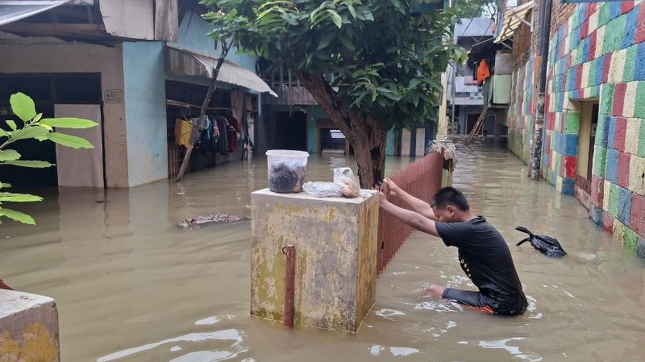 Banjir kembali merendam wilayah Bidara Cina Jaktim hingga ketinggian 1,7 meter pada Jumat (20/2). Ratusan keluarga terdampak, memicu kewaspadaan warga dan petugas.