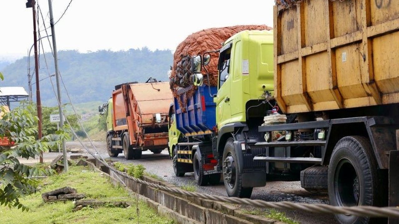 DPRD Jawa Barat menyoroti potensi krisis sampah di Bandung Raya akibat TPPAS Sarimukti yang diprediksi hanya mampu bertahan satu tahun lagi. Waspada 