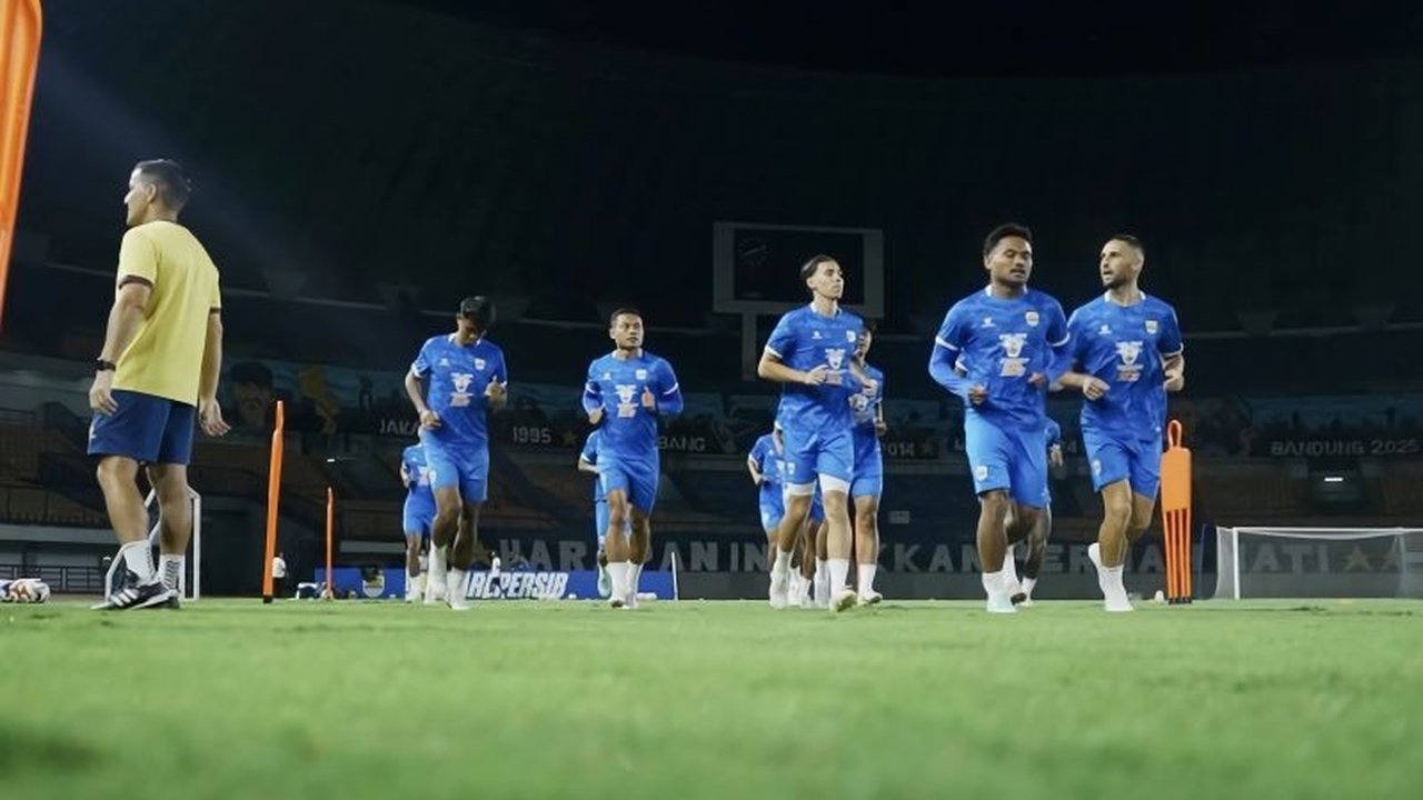 Pelatih Persib Bojan Hodak menerapkan Persib latihan malam Ramadan untuk menjaga kebugaran pemain tetap prima tanpa mengganggu ibadah puasa, memastikan intensitas latihan tetap maksimal.