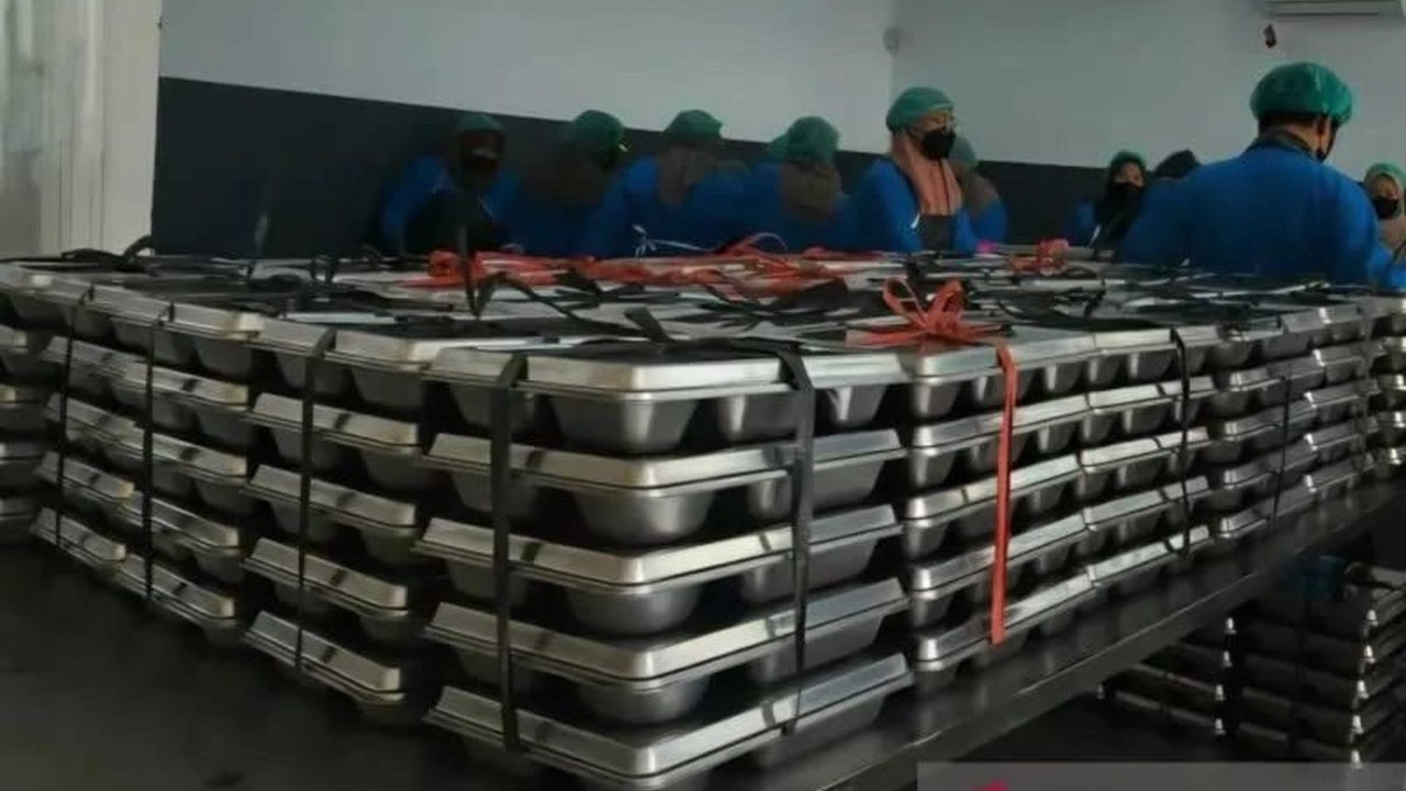 Program Makan Bergizi Gratis (MBG) di Kota Malang selama Ramadhan 2026 akan didominasi makanan kering. Ini adalah penyesuaian dari Badan Gizi Nasional (BGN) untuk menjaga kualitas makanan. Simak detail Menu MBG Ramadhan Malang.