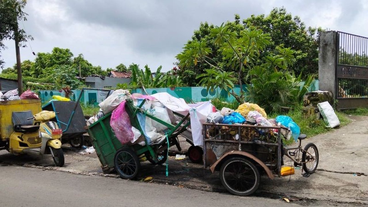 Dinas Lingkungan Hidup Kota Mataram mencatat kenaikan signifikan volume sampah hingga 5 ton per hari selama Ramadhan, didominasi limbah pedagang musiman. Bagaimana DLH Mataram mengatasi lonjakan volume sampah Mataram Ramadhan ini?