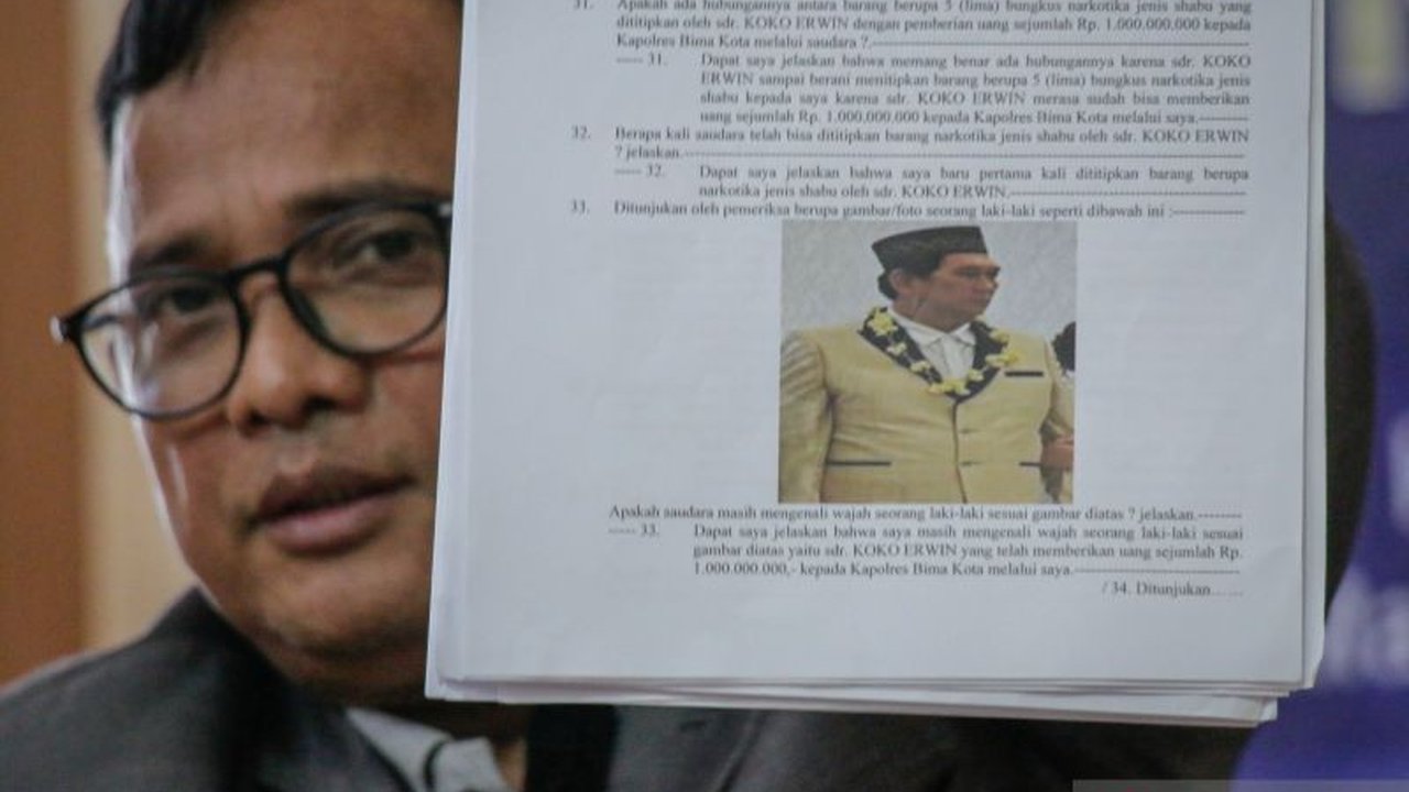 Polda Nusa Tenggara Barat menetapkan Koko Erwin, bandar narkotika pemberi suap Rp1 miliar kepada mantan Kapolres Bima Kota AKBP Didik Putra Kuncoro, sebagai tersangka. Status tersangka ini terungkap dari pengakuan AKP Malaungi, mantan Kasatresnarkoba Polr