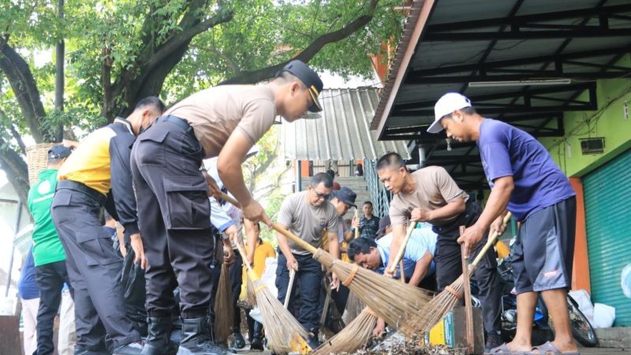Ratusan personel gabungan TNI, Polri, dan Pemkab Kulon Progo gencar melakukan Pembersihan Pasar Wates secara rutin, wujudkan lingkungan bersih dan edukasi pengelolaan sampah yang benar.