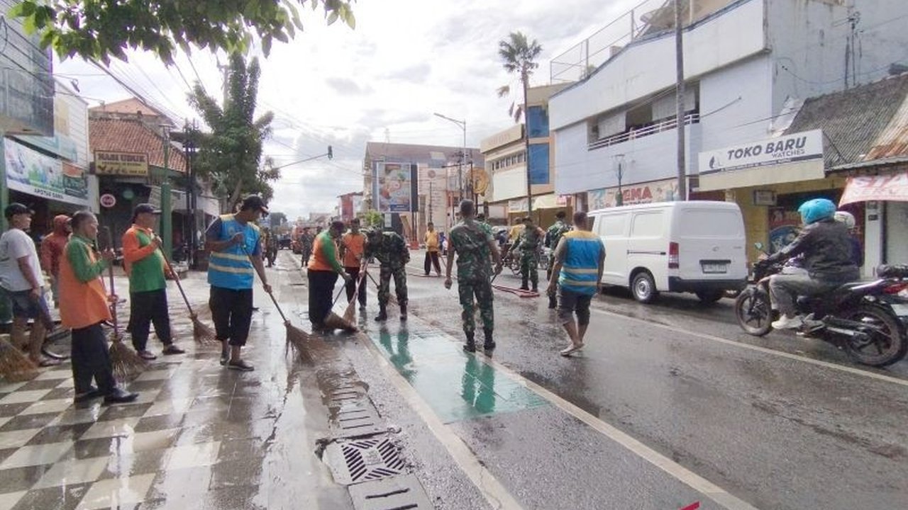 Pemkab Kudus, TNI, dan Polri bersinergi dalam kerja bakti pembersihan Dandangan Kudus di Jalan Sunan Kudus pasca tradisi Pasar Malam Dandangan. Aksi ini wujudkan kebersihan dan tindak lanjuti arahan Presiden RI.