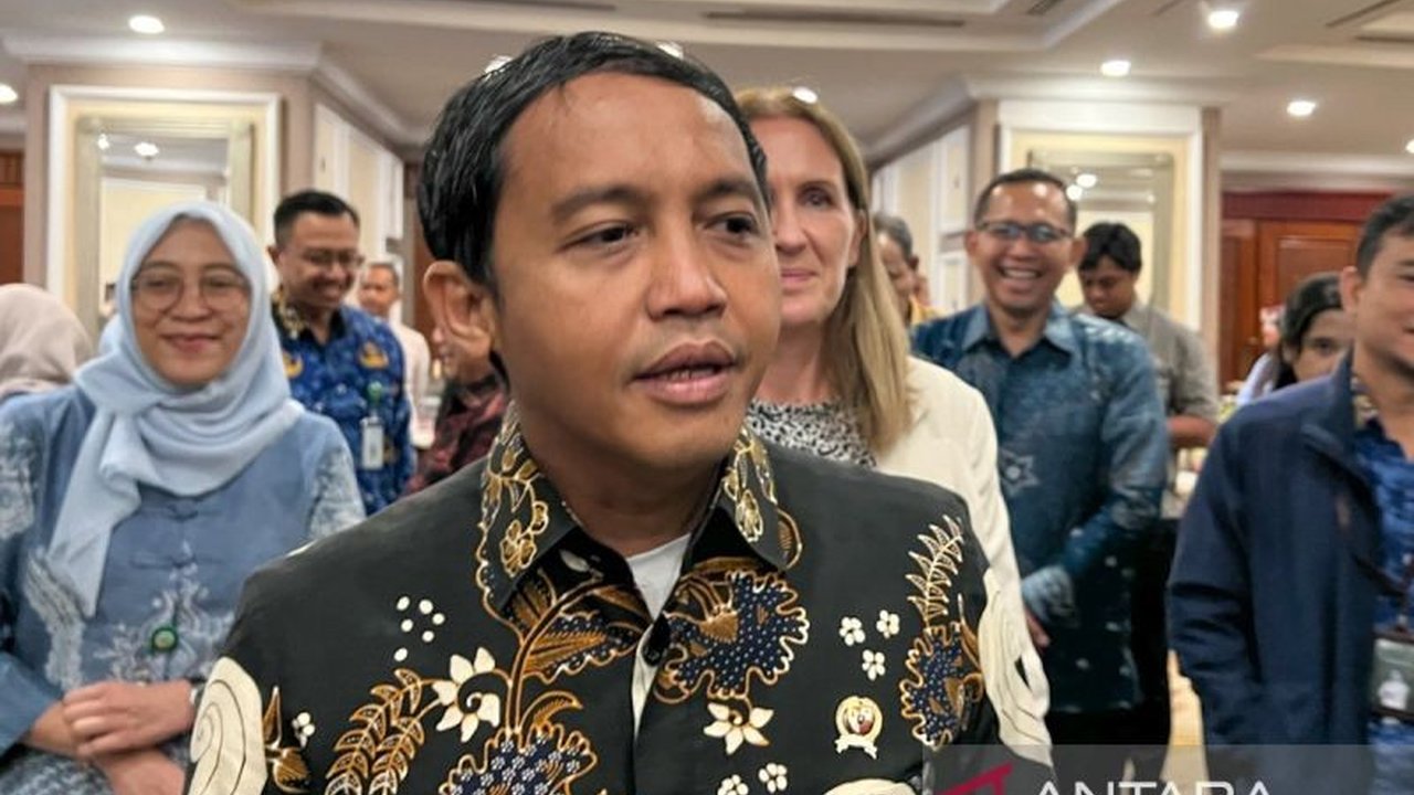 Menteri Kehutanan Raja Juli Antoni mengumumkan persetujuan Presiden Prabowo Subianto untuk penambahan polisi kehutanan (polhut) secara signifikan, mencapai 70 ribu personel, demi pengamanan hutan nasional yang lebih optimal.