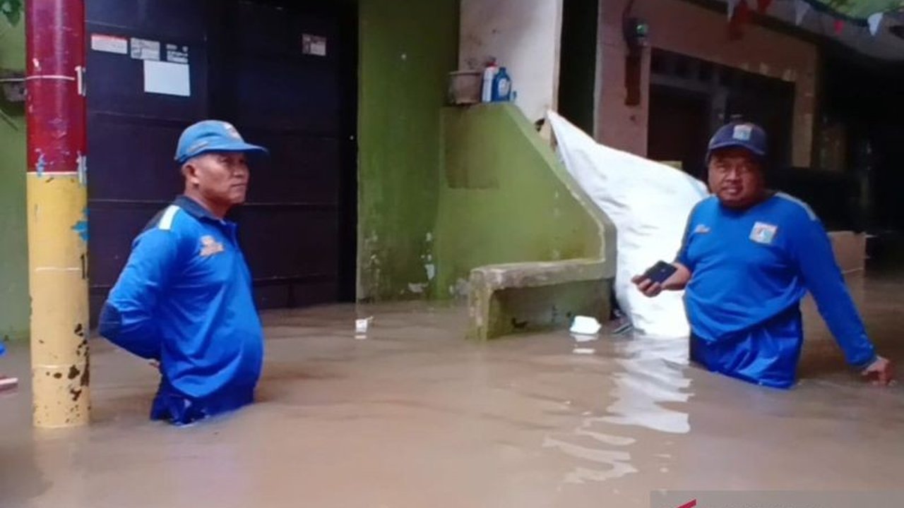 Ribuan warga terdampak genangan dan banjir Jakarta Timur, namun hingga kini belum ada laporan pengungsian. Simak detail lokasi dan imbauan kewaspadaan.