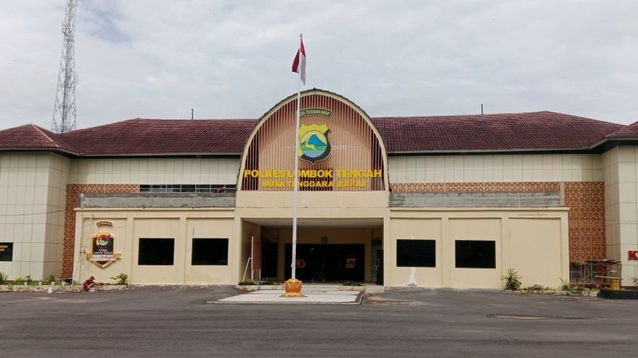 Polres Lombok Tengah tengah mendalami kasus kehilangan barang WNA Lombok asal Irlandia di Bandara Internasional Lombok. Korban melaporkan laptop dan uangnya hilang dari bagasi tercatat, memicu penyelidikan lebih lanjut.