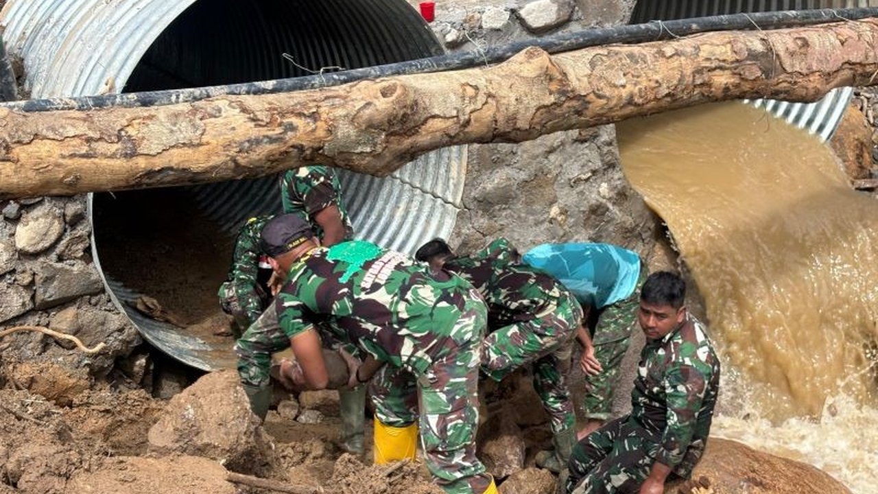 TNI Angkatan Darat terus mempercepat pembangunan jembatan aramco di Desa Jamur Atu, Bener Meriah, demi memulihkan akses darat vital yang rusak akibat bencana alam dan menunjang ekonomi warga.