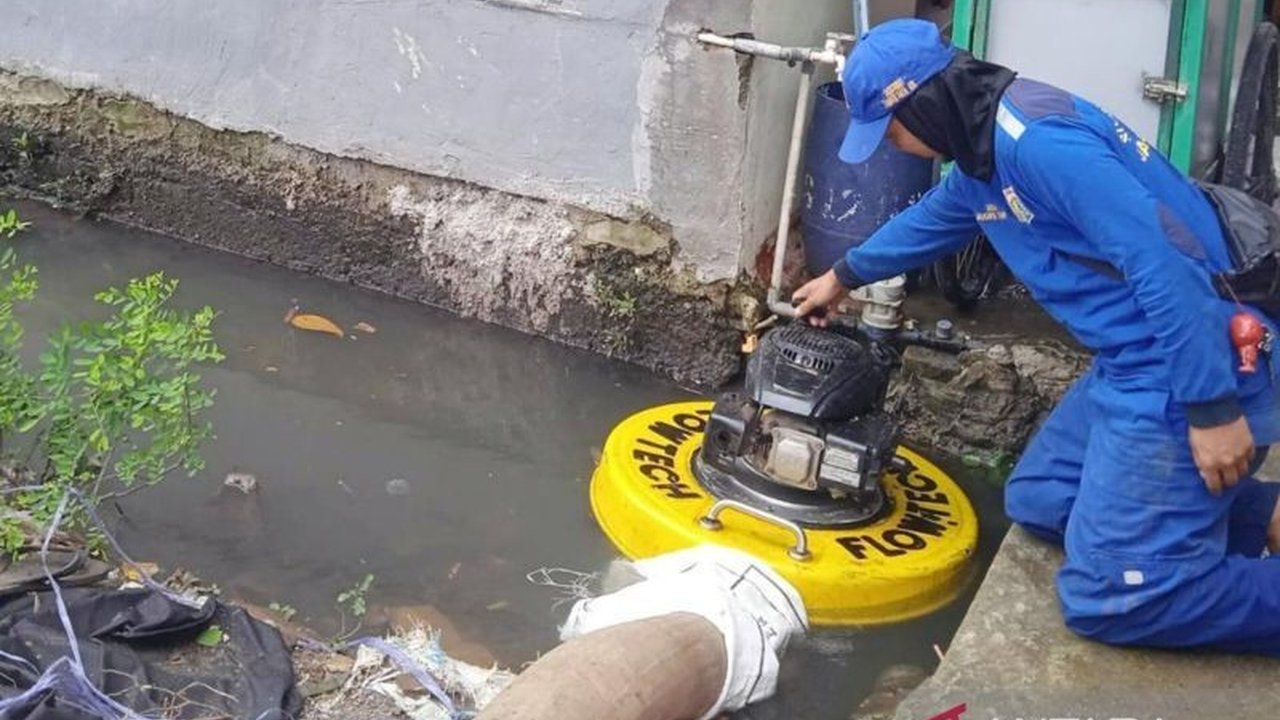 Ratusan rumah di Rawa Terate, Cakung, Jakarta Timur, terendam banjir akibat hujan deras. Sumber Daya Air Kecamatan Cakung mengerahkan pompa dan personel untuk mempercepat penanganan banjir Rawa Terate.