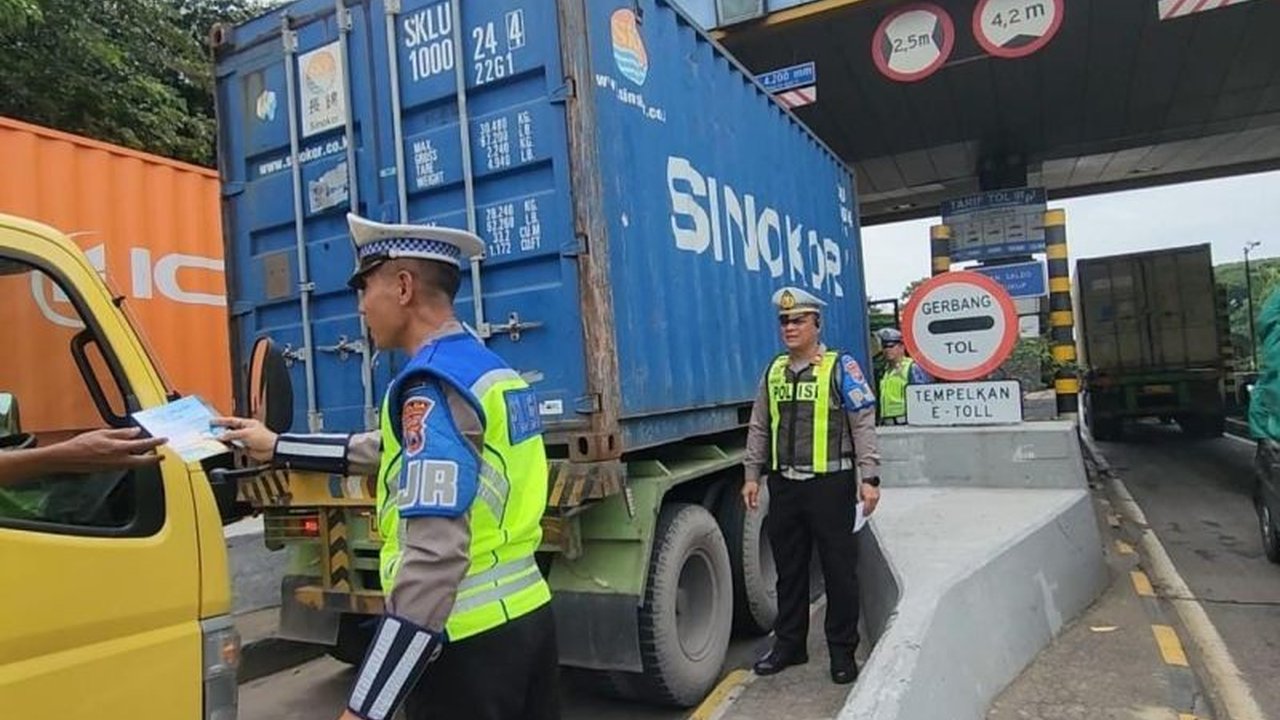 Direktorat Lalu Lintas Polda Jatim intensifkan penertiban truk dan bus yang melanggar aturan penggunaan lajur kanan di jalan tol. Langkah ini diambil untuk meningkatkan keselamatan dan kelancaran lalu lintas, mengingat potensi bahaya yang ditimbulkan.