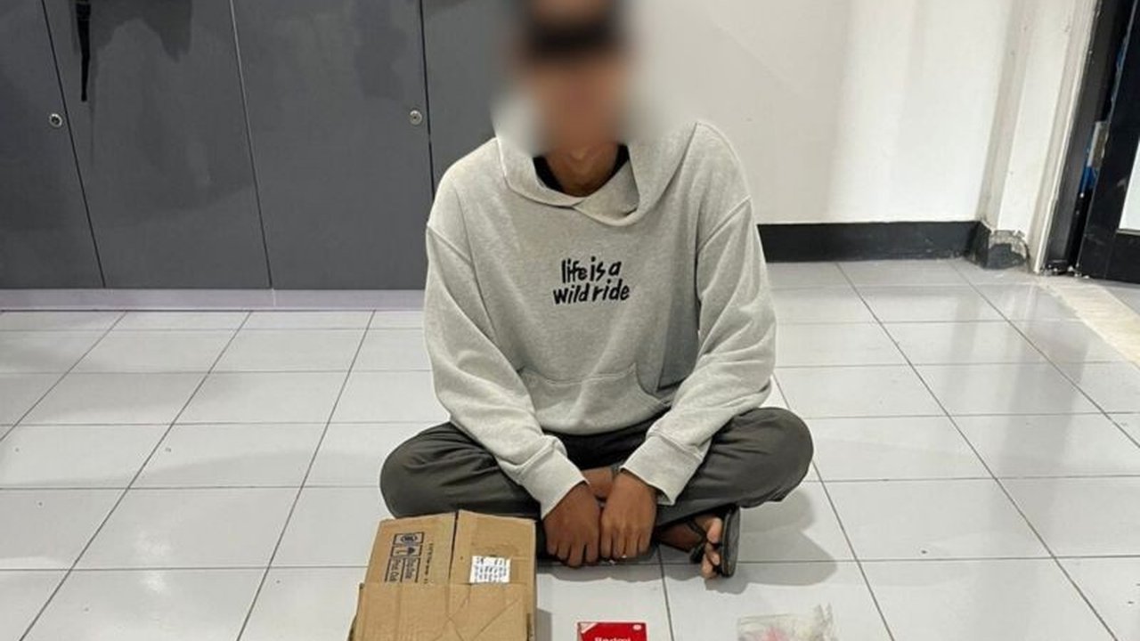 Ditresnarkoba Polda Maluku Utara berhasil menggagalkan peredaran narkoba Halmahera Tengah dengan meringkus seorang remaja berinisial AWW alias Adi Bosky (18) yang kedapatan menyimpan 84 saset ganja.