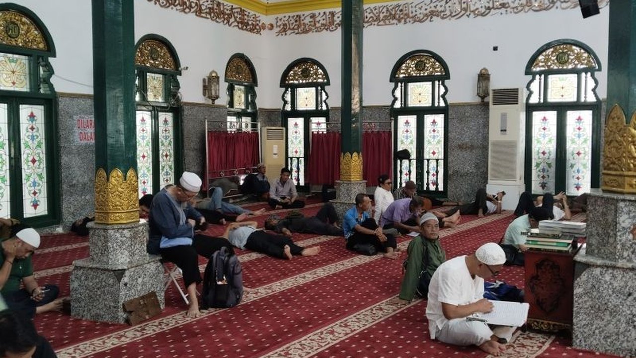 Masjid Agung Palembang membuka program layanan mualaf bagi masyarakat yang ingin memeluk agama Islam, menawarkan bimbingan spiritual dan pengajaran agama secara berkelanjutan.