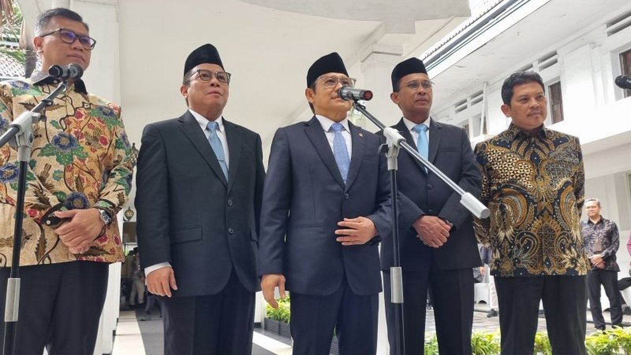Menteri Koordinator Bidang Pemberdayaan Masyarakat Abdul Muhaimin Iskandar resmi melakukan Pelantikan Direksi BPJS Kesehatan dan BPJS Ketenagakerjaan periode 2026-2031, menandai komitmen negara dalam jaminan sosial.