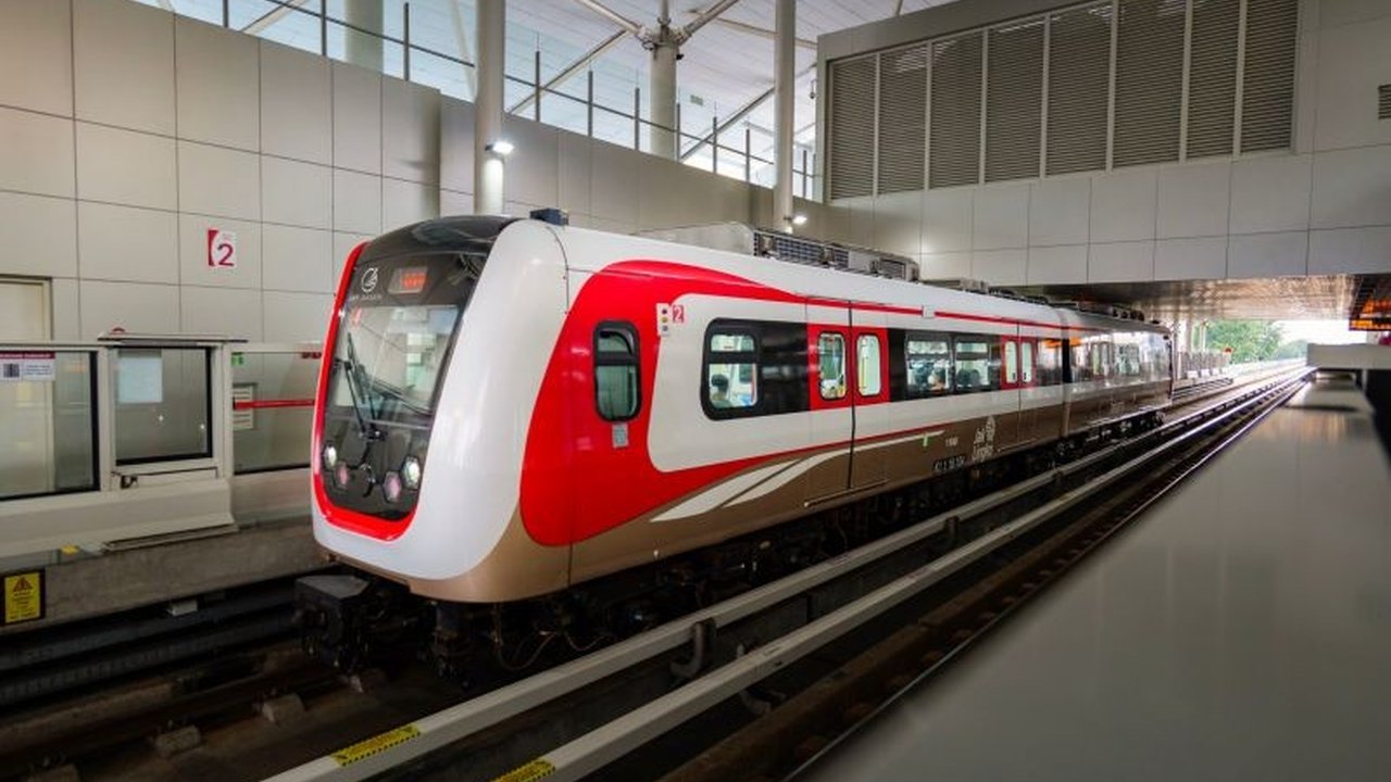 Warga Jakarta menantikan perpanjangan jalur LRT Jakarta untuk meningkatkan mobilitas dan mengurai kemacetan, seiring progres Fase 1B Velodrome-Manggarai yang mencapai 89 persen.