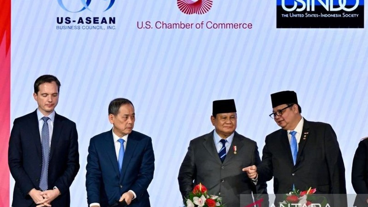 Indonesia dan Amerika Serikat menyegel kesepakatan dagang serta investasi senilai US$38,4 miliar atau setara Rp649,42 triliun, memperdalam kemitraan strategis di berbagai sektor. Kesepakatan Dagang Indonesia AS ini diharapkan memperkuat ekonomi kedua nega