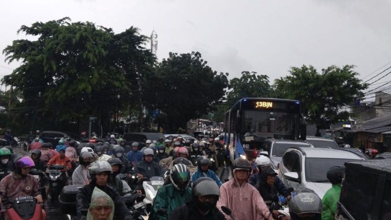 Layanan Transjakarta Koridor 13 mengalami keterlambatan signifikan pada Jumat pagi akibat banjir dan kepadatan lalu lintas di Jakarta, membuat waktu tempuh mencapai 1 jam 20 menit.