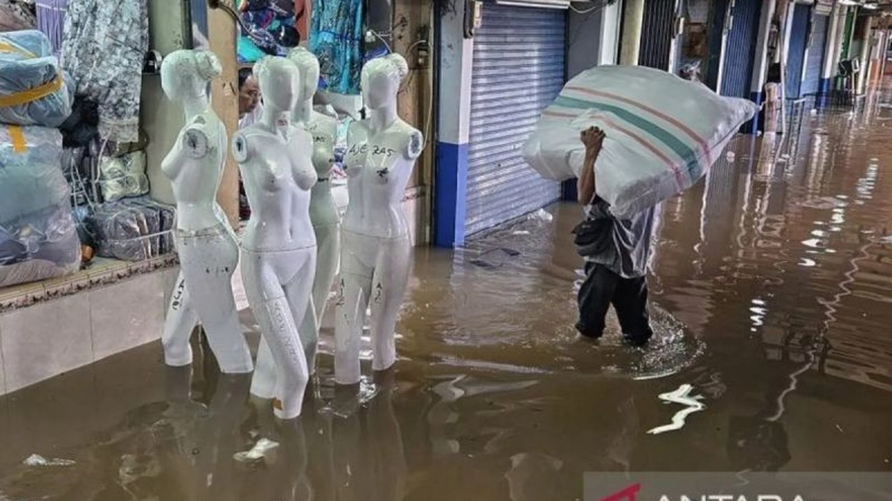 BPBD Jakarta Selatan mencatat ketinggian banjir Jakarta Selatan mencapai 140 cm di Cipulir akibat luapan Kali Pesanggrahan, serta merendam beberapa wilayah lain. Warga diimbau untuk tetap waspada.
