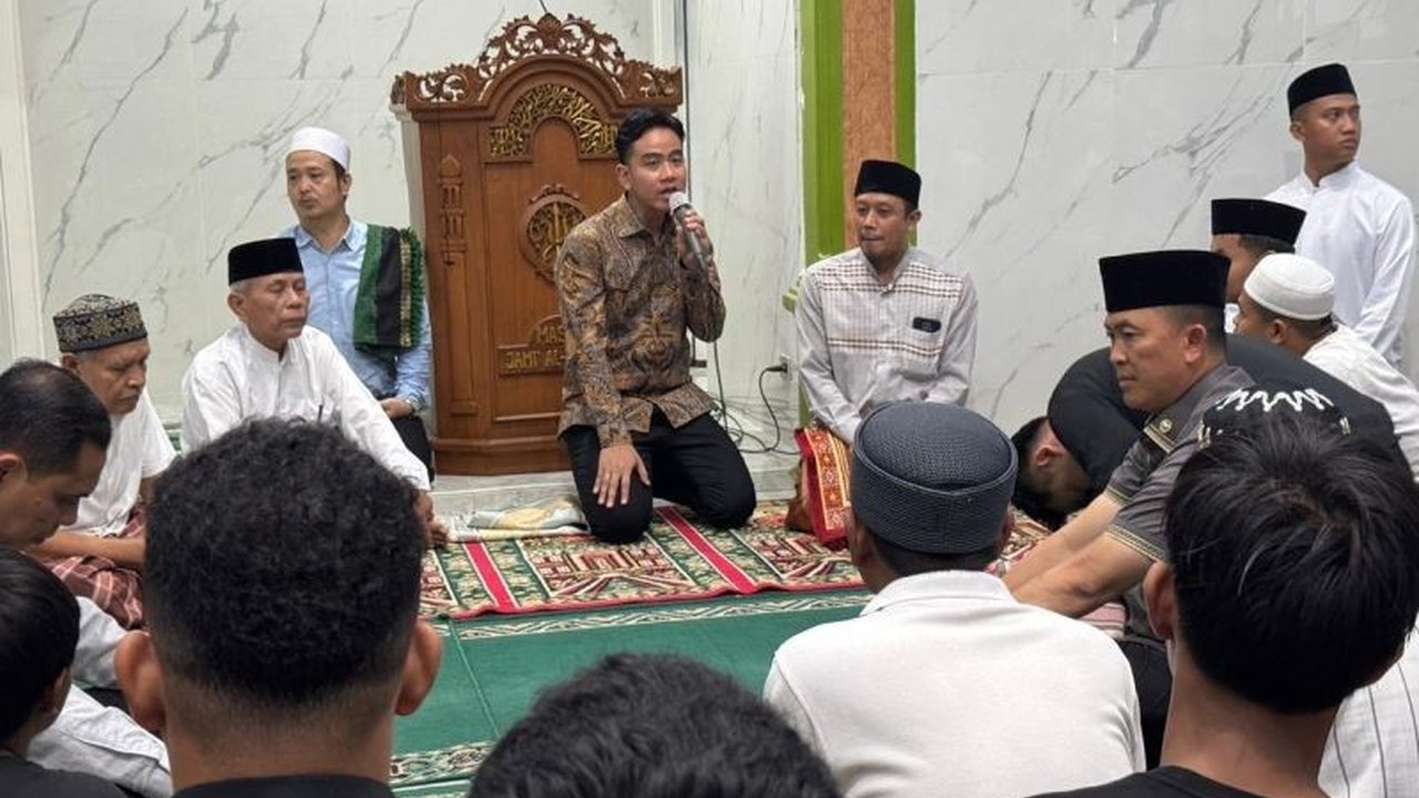Wakil Presiden Gibran Rakabuming Raka mengumumkan bahwa Kantor Wapres Gibran buka aduan bagi masyarakat yang menghadapi berbagai persoalan, termasuk kesulitan membayar SPP dan menebus ijazah, menunjukkan komitmennya dalam melayani warga.