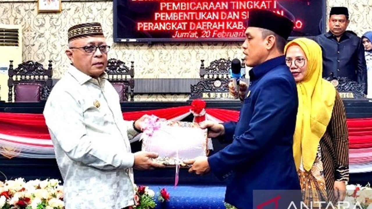 Pemerintah Kabupaten Gorontalo menyerahkan rancangan perampingan SOTK kepada DPRD, bertujuan untuk menciptakan tata kelola pemerintahan yang lebih efektif dan efisien.