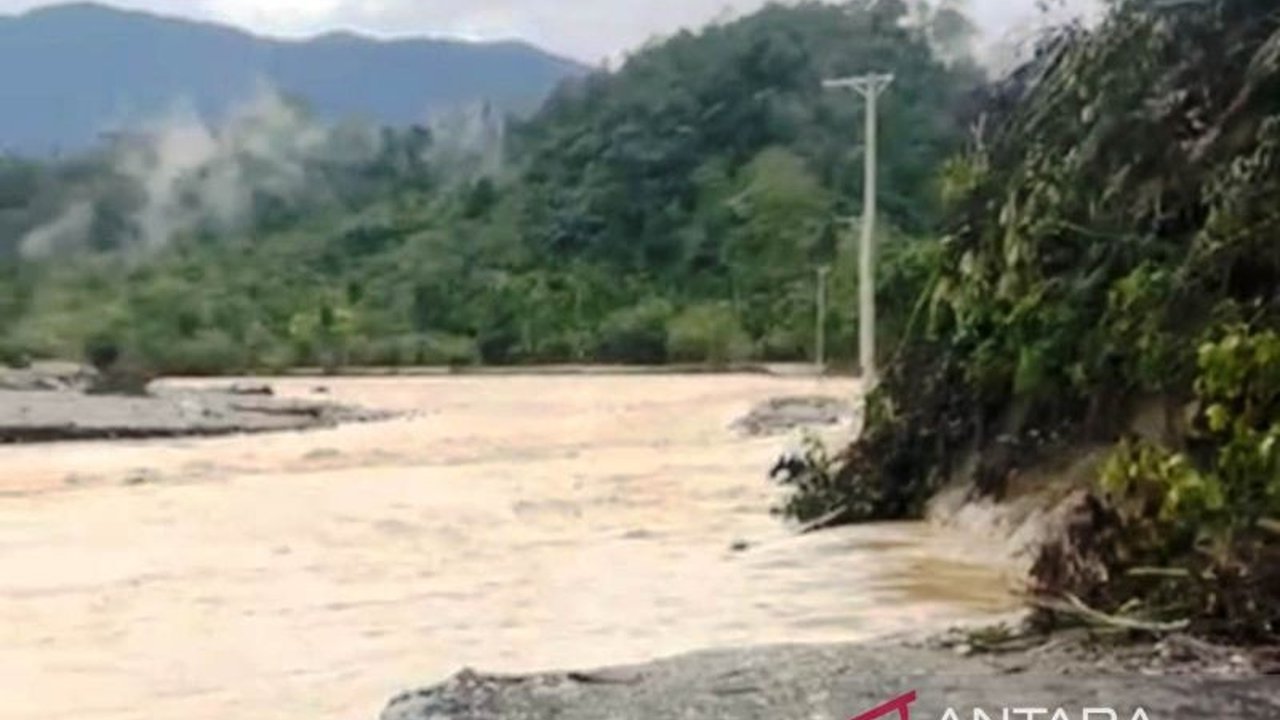 Banjir melanda Aceh Barat, menyebabkan akses jalan menuju Komunitas Adat Terpencil (KAT) Sikundo putus total. BPBD Aceh Barat berupaya mencari solusi bagi warga yang terisolir.