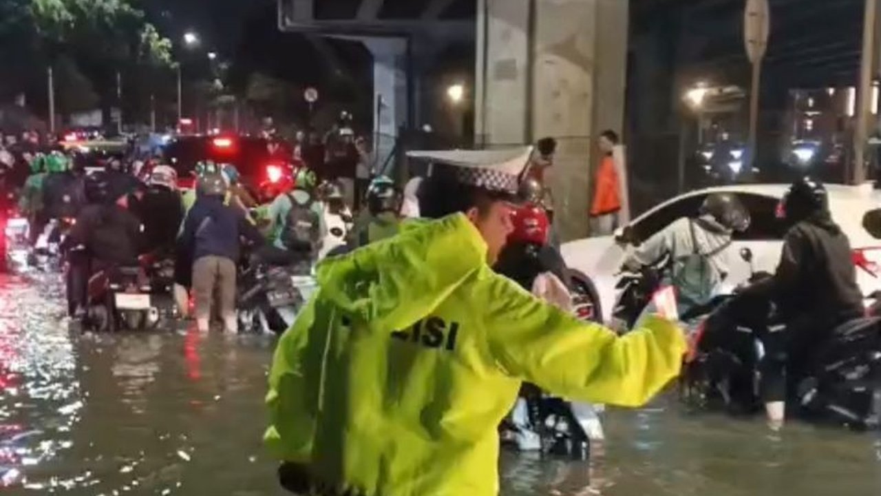 Macet Total Jakarta Barat melumpuhkan Jalan Puri Kembangan pada Jumat malam. Genangan banjir di kolong Ring Road Kembangan menjadi penyebab utama, membuat ribuan pengendara terjebak kemacetan parah.