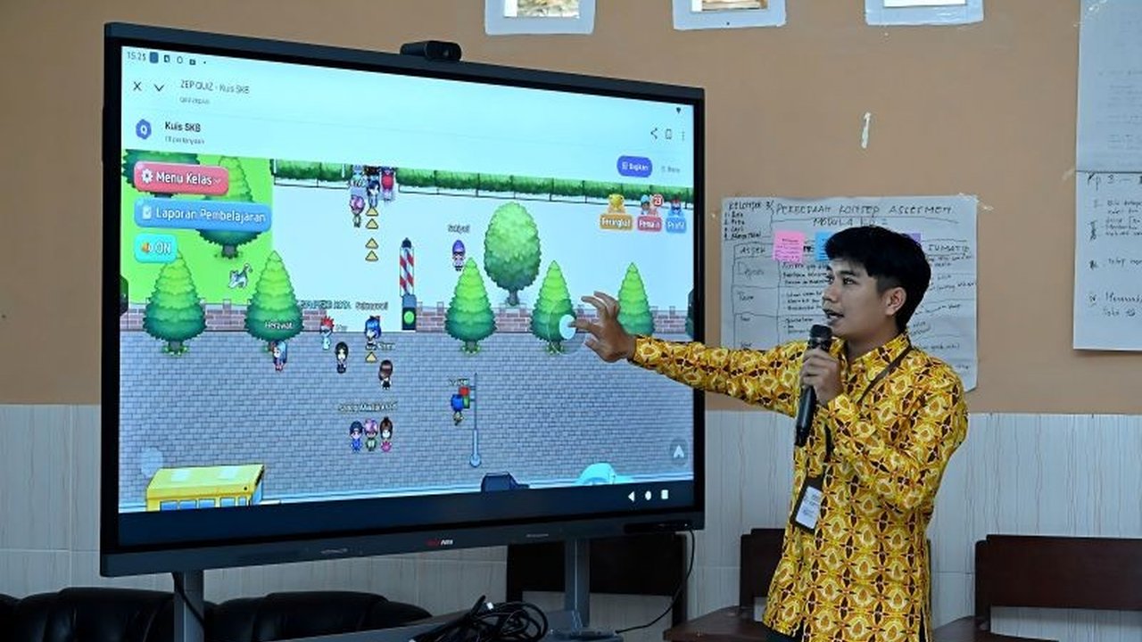 Program digitalisasi pendidikan melalui Interactive Flat Panel (IFP) di SMASK Bhaktyarsa Maumere sukses menciptakan metode pembelajaran yang lebih partisipatif dan kolaboratif, memicu antusiasme guru dan siswa.