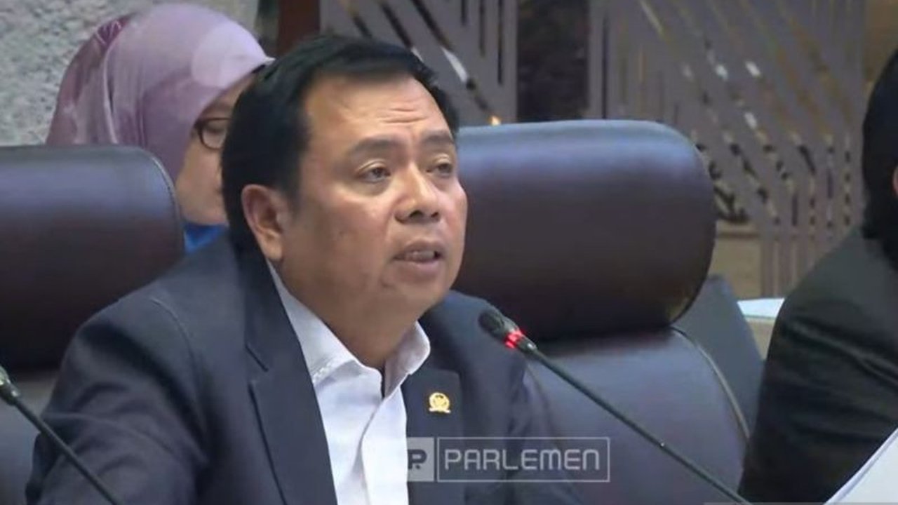 Komisi V DPR RI mendesak Kemendes PDT tuntaskan masalah status hukum ribuan Desa dalam Kawasan Hutan yang membuat warga tak bertuan di tanah sendiri. Apa solusi yang ditawarkan?