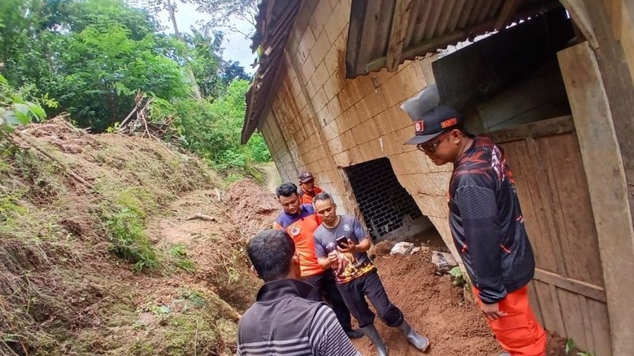 Banjir dan Longsor Pacitan terjang Kecamatan Sudimoro akibat hujan deras, menyebabkan belasan rumah terdampak longsor dan puluhan terendam lumpur. BPBD Pacitan bergerak cepat dan imbau warga waspada.