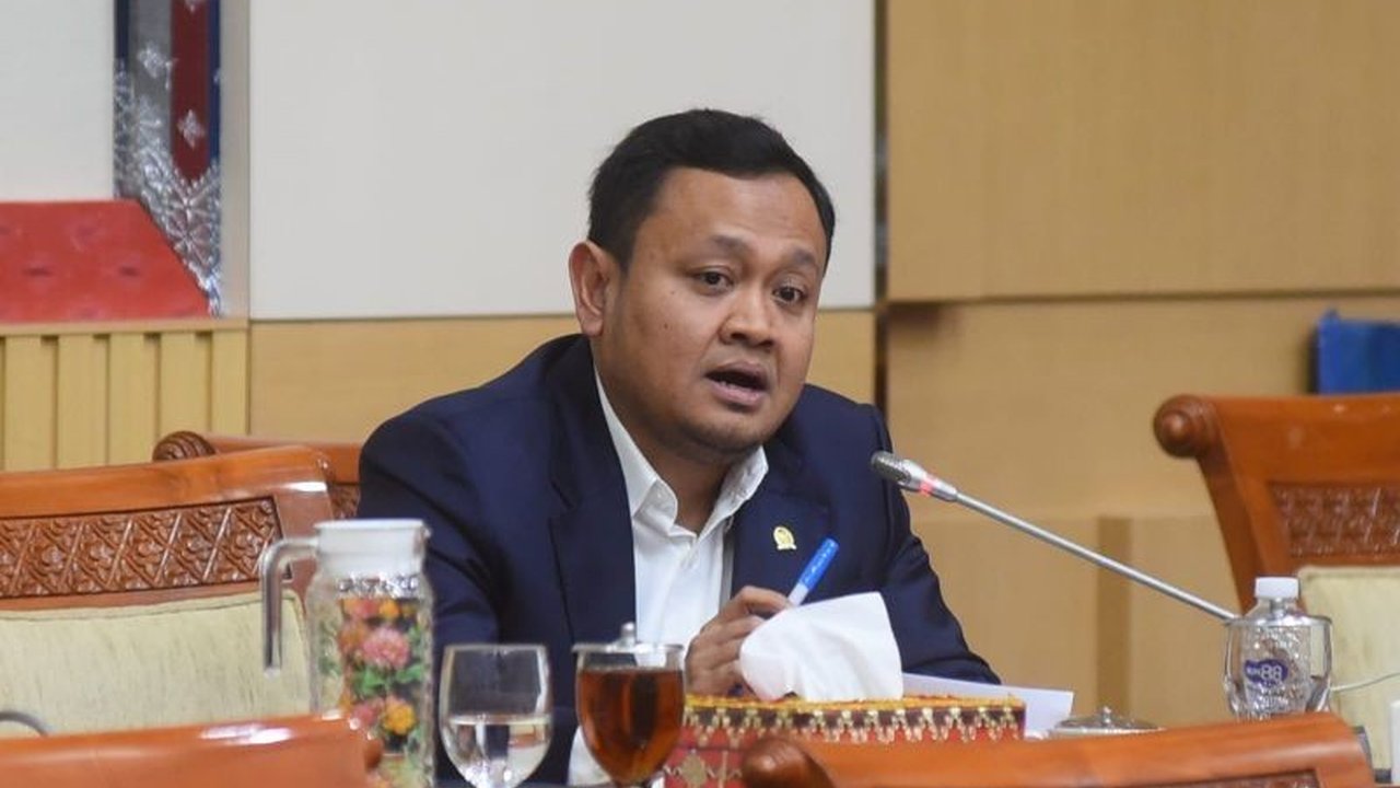 Anggota Komisi III DPR RI mendesak Polri untuk menuntaskan kasus TPPU Emas Ilegal yang merugikan negara triliunan rupiah dan merusak lingkungan, dengan menyasar aktor intelektual dan pemodal besar.