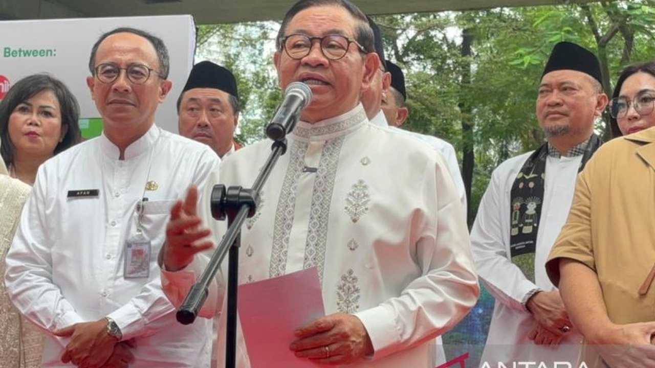 Gubernur DKI Jakarta Pramono Anung Wibowo menegaskan operasional Transjabodetabek akan terus berlanjut, meskipun masih terdapat kendala ketersediaan halte di wilayah penyangga. Hal ini untuk memudahkan mobilitas masyarakat menggunakan transportasi umum.