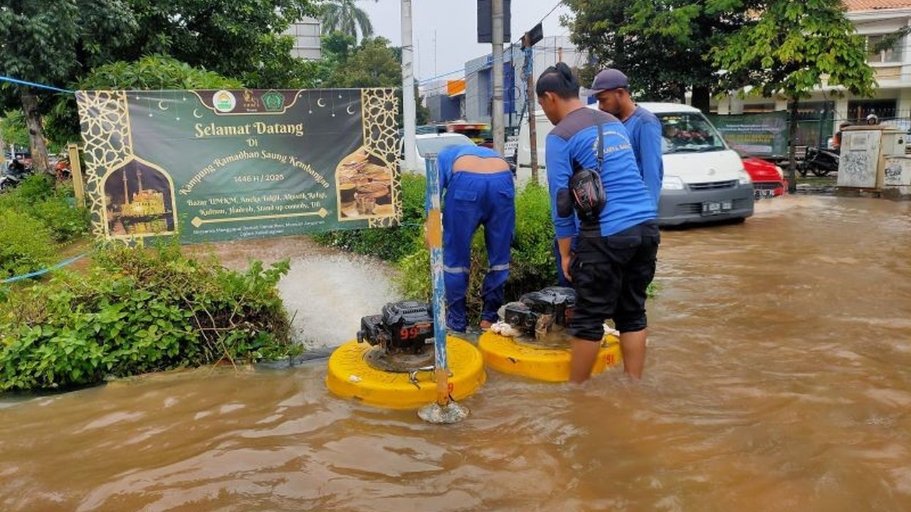 Suku Dinas Sumber Daya Air Jakarta Barat mengerahkan lima pompa apung dan belasan personel untuk mempercepat penanganan banjir Daan Mogot, khususnya di Jalan Daan Mogot, Rawa Buaya. Simak detail upaya penanggulangan genangan air ini.