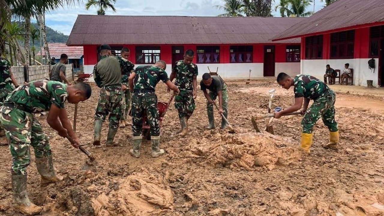 Satgas Penanggulangan Bencana Alam Kodam I/Bukit Barisan menggencarkan pembersihan SDN di Tapanuli Tengah (Tapteng) untuk mempercepat aktivitas belajar pasca-banjir, memastikan siswa dapat kembali bersekolah dengan aman dan nyaman.