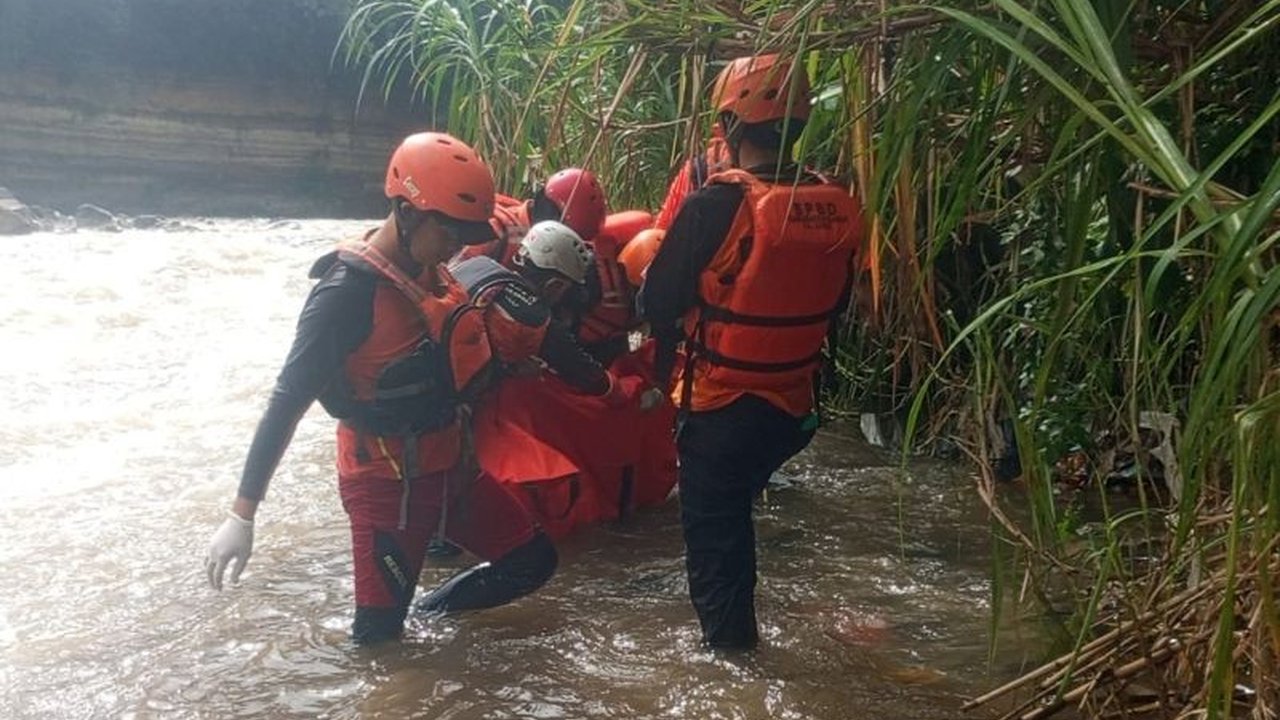 Tim SAR gabungan berhasil menemukan Asep Supriatna, bocah 6 tahun yang hanyut di Sungai Cimanuk Garut, dalam kondisi meninggal dunia setelah sehari pencarian, meninggalkan duka mendalam bagi keluarga.