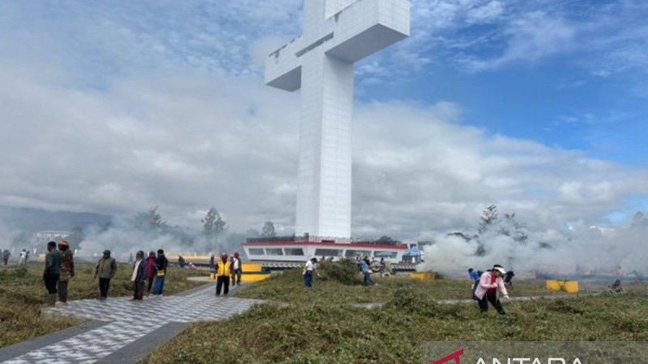 Pemerintah Kabupaten Jayawijaya menggelar aksi bersih-bersih Monumen Tugu Salib, simbol daerah, sebagai bagian dari upaya mewujudkan lingkungan yang damai, aman, nyaman, dan indah (DANI). Kegiatan ini juga mendukung program “Indonesia Asri” yang dican