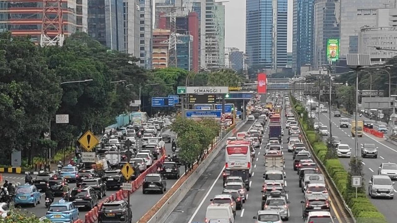 Direktorat Lalu Lintas Polda Metro Jaya mengidentifikasi pergeseran waktu pergerakan masyarakat saat Ramadhan, dengan jam sibuk pagi dan sore hari yang berbeda dari biasanya. Fenomena ini perlu diwaspadai.