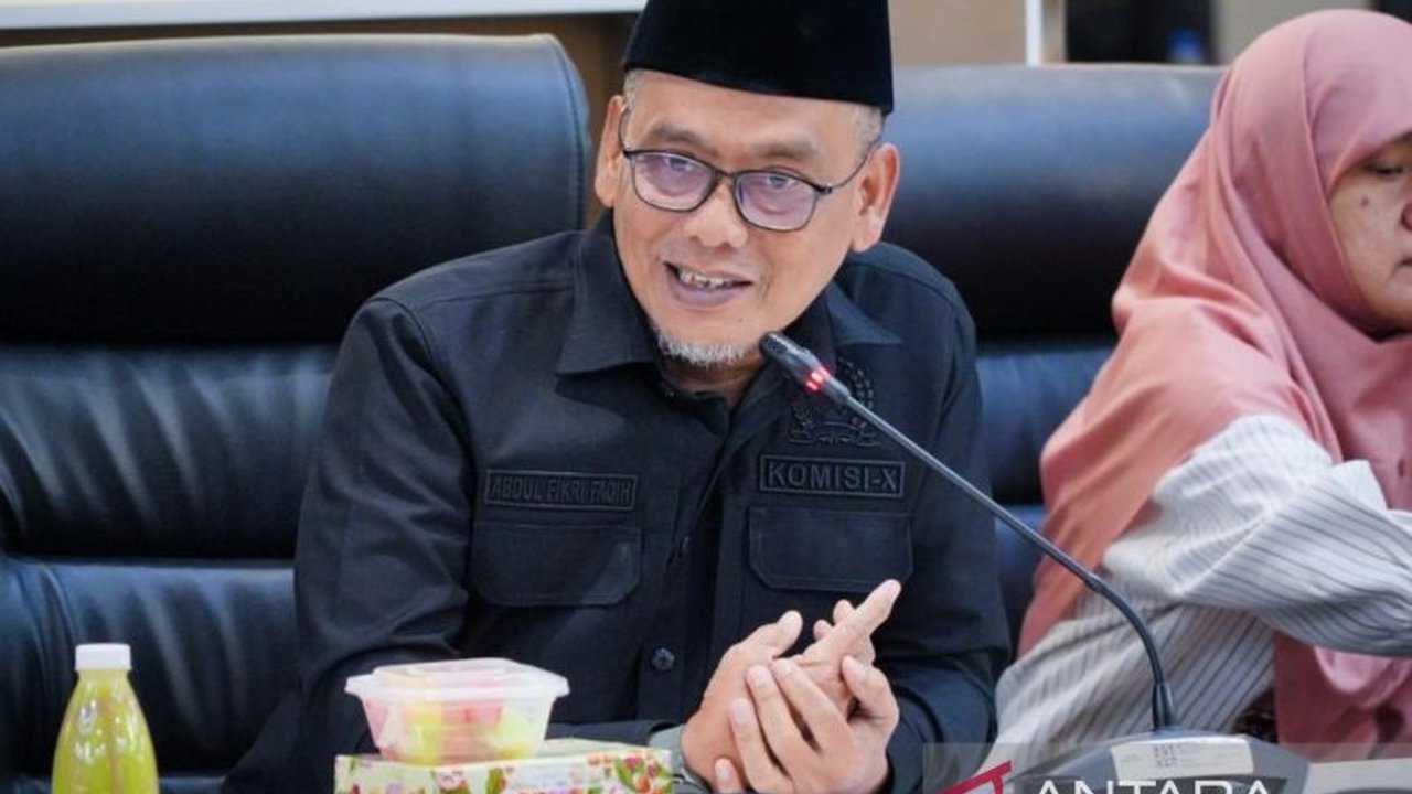 Anggota DPR RI menyoroti rencana pemerintah untuk pembangunan kampus baru, meminta kajian cermat agar kualitas pendidikan tinggi tetap terjaga di tengah surplus perguruan tinggi nasional.