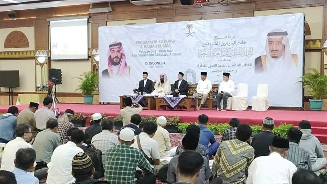 Kedutaan Besar Arab Saudi menyampaikan doa kebaikan bagi umat Muslim di Indonesia dan meluncurkan program buka puasa bersama serta hadiah kurma dari Raja Salman. Simak detail lengkap program Kedubes Arab Saudi yang menjangkau berbagai kota dan kampus ini.