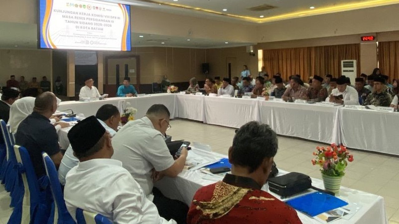 Kantor Wilayah Kementerian Agama Provinsi Kepulauan Riau (Kemenag Kepri) menghadapi tantangan pelayanan keagamaan di wilayah perbatasan yang ekstrem, mulai dari kondisi geografis hingga kekurangan sumber daya manusia, yang berdampak pada masyarakat.