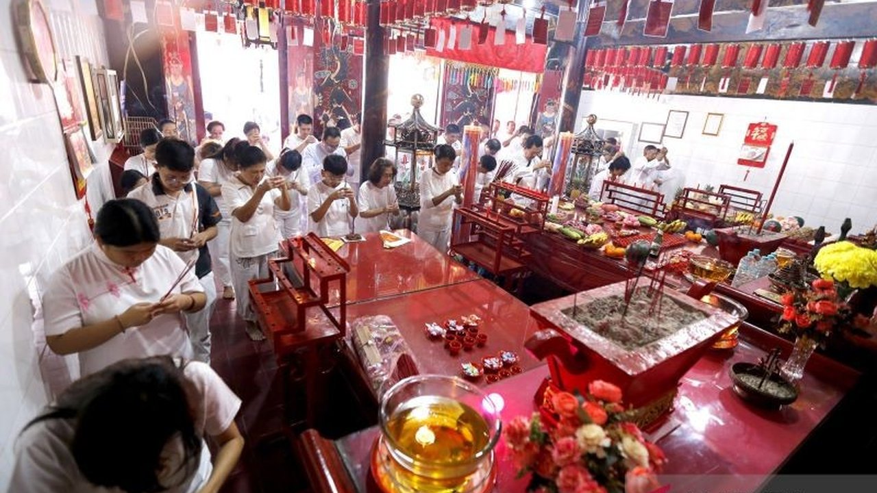 Puluhan umat Tridharma di Kota Gorontalo telah melaksanakan serangkaian persembahyangan penting menyambut perayaan Cap Go Meh, termasuk prosesi yang memberikan restu agar Cap Go Meh Gorontalo dapat digelar di jalan.